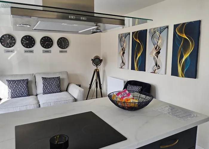 5 Star Luxury Small Cosy House With Lake View